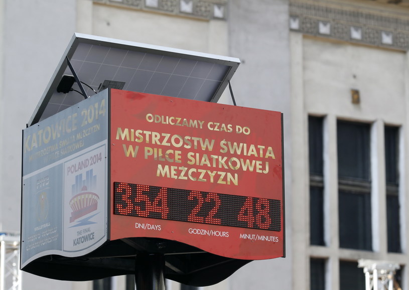 Zegar odliczający czas do rozpoczęcia mistrzostw świata siatkarzy 2014 /Fot. Andrzej Grygiel /PAP
