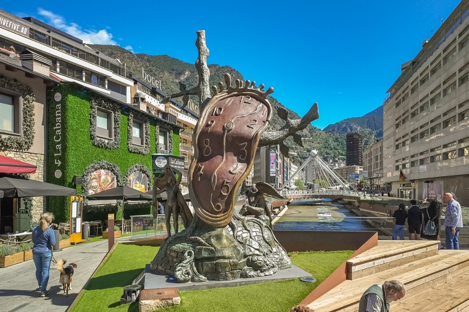 Zegar Salvadora Dalí „La Noblesse du Temps” w stolicy Andory /Shutterstock