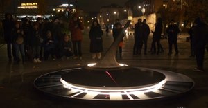 Zegar słoneczny na krakowskim Powiślu. Pokazuje także czas w nocy