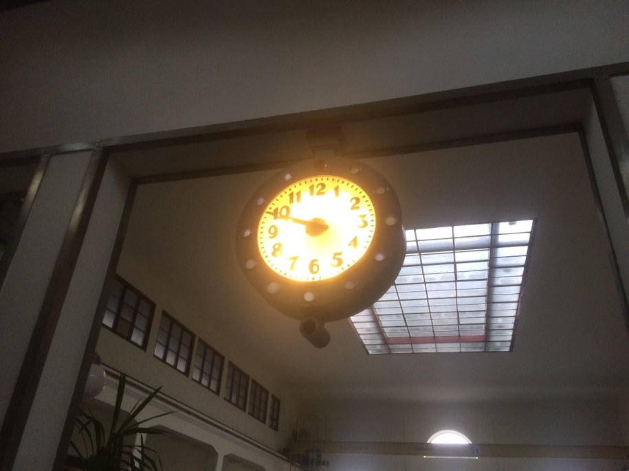 Zegar znajdujący się w Zakładzie Filtrów Pospiesznych na terenie Filtrów Warszawskich /Michał Dobrołowicz /RMF FM