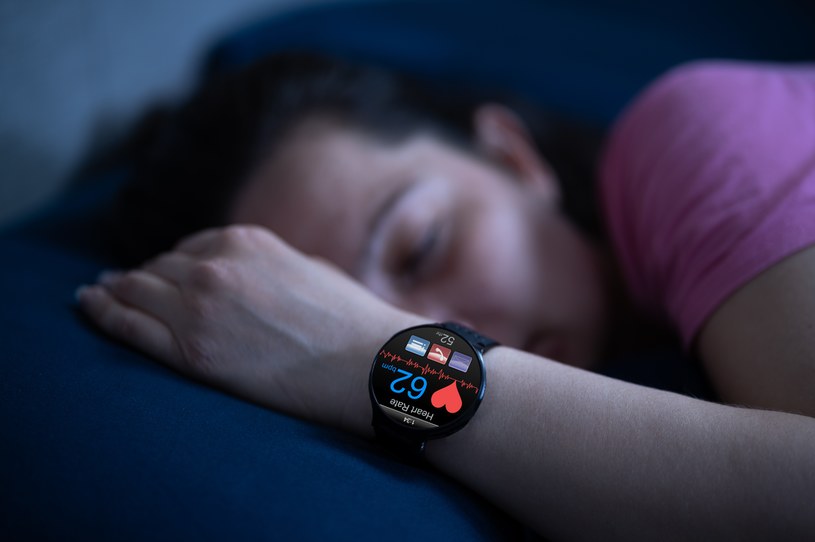 Zegarek monitoruje między innymi jakość naszego snu /123RF/PICSEL