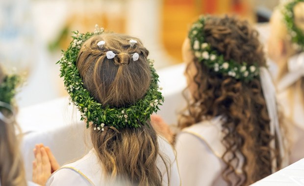 Zegarek, tablet czy różaniec? Zobacz, co jest na topie w prezentach komunijnych