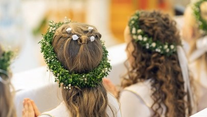 Zegarek, tablet czy różaniec? Zobacz, co jest na topie w prezentach komunijnych