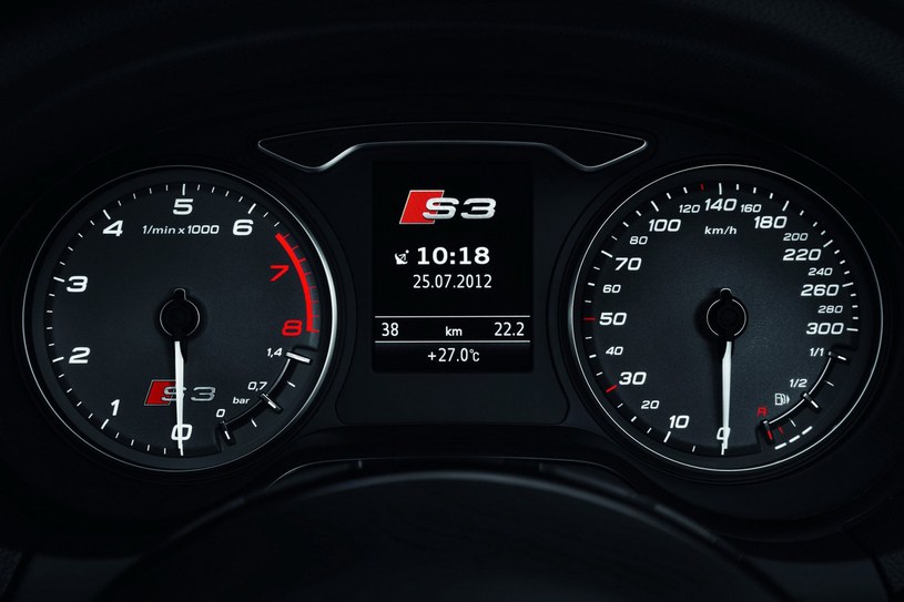 Zegary Audi S3 ze wskaźnikiem ciśnienia doładowania. /Audi