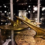 Zegary, które wystrzeliwują armatkami i pilnują graczy. Tego nie zobaczysz nigdzie indziej