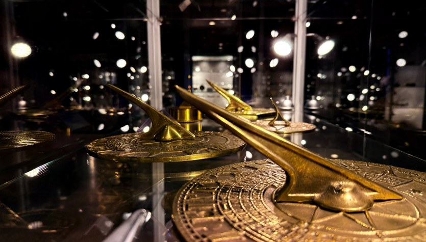 Zegary, które wystrzeliwują armatkami i pilnują graczy. Tego nie zobaczysz nigdzie indziej