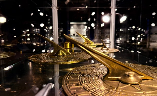 Zegary, które wystrzeliwują armatkami i pilnują graczy. Tego nie zobaczysz nigdzie indziej