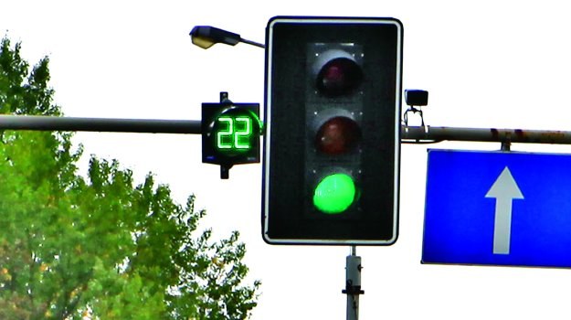 Zegary przy sygnalizatorze odliczają czas do zmiany świateł z zielonego na czerwone lub odwrotnie. /Motor