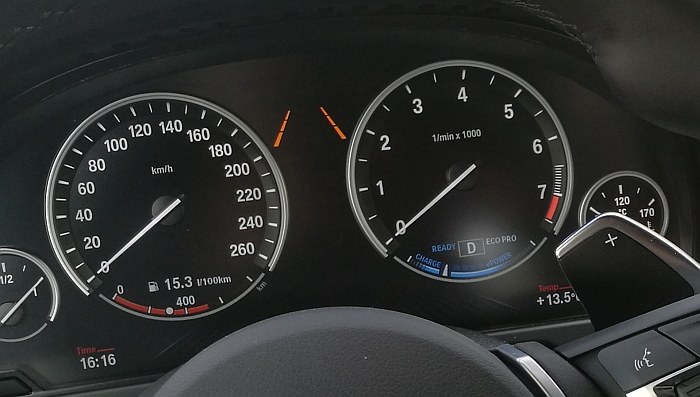 Zegary X5 xDrive40e – na niebiesko wskaźnik poziomu naładowania baterii /INTERIA.PL