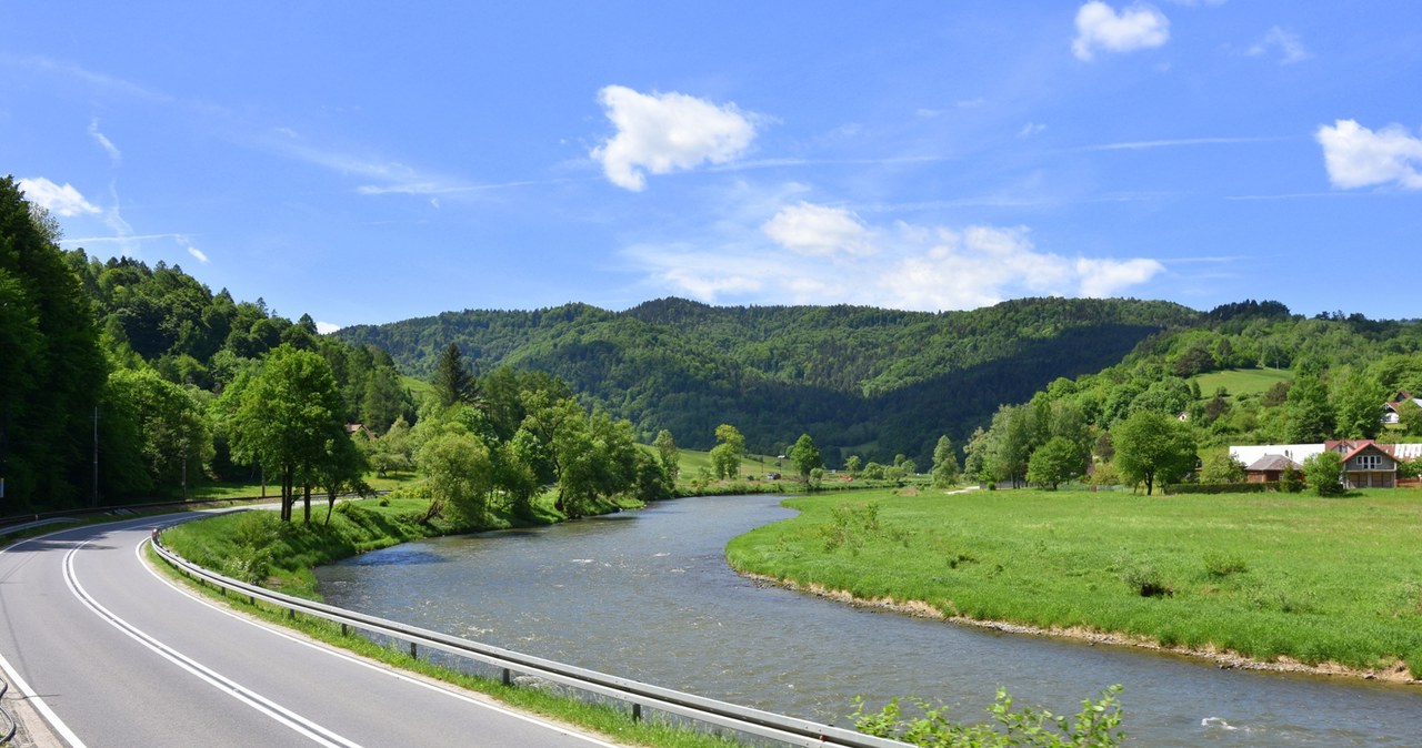 Żegiestów-Zdrój leży nad rzeką Poprad. Latem można skorzystać tutaj ze spływów kajakowych lub pontonowych. /East News