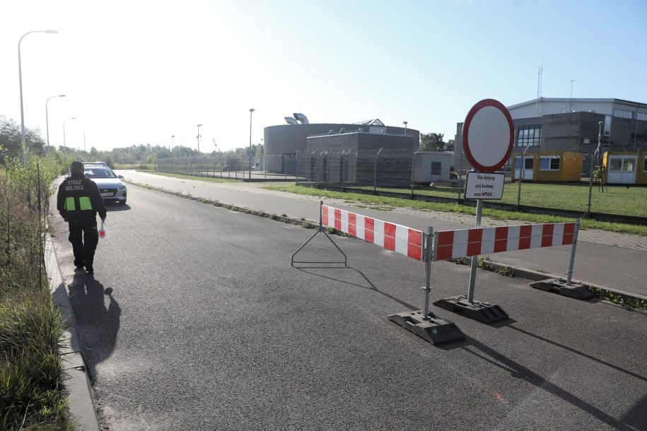 Zejście na plac budowy od strony ul. Farysa jest niedostępne dla osób postronnych. Pilnuje go straż miejska / 	Tomasz Gzell    /PAP
