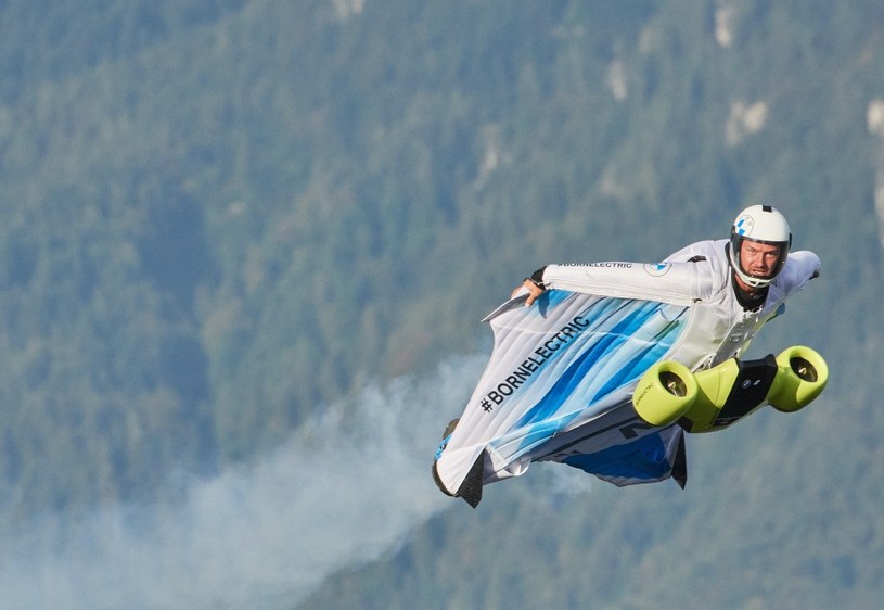 Zelektryfikowany wingsuit BMW /materiały prasowe