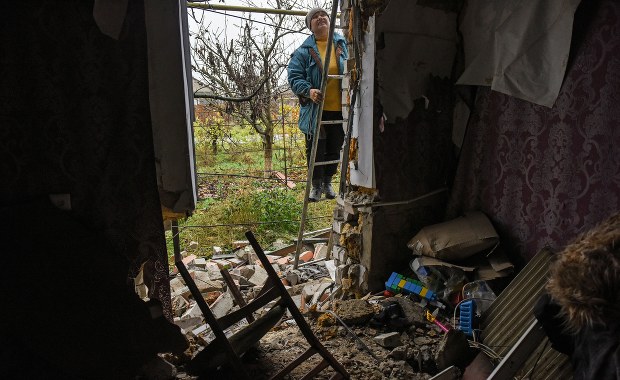 Zełenski: 400 ostrzałów rosyjskich w ciągu dnia na wschodzie Ukrainy [ZAPIS RELACJI]