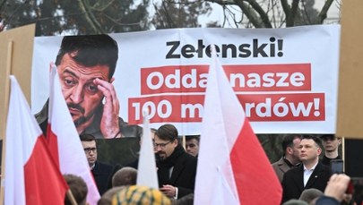 "Zełenski! Oddaj nasze 100 miliardów!". Pikieta Konfederacji przed Sejmem