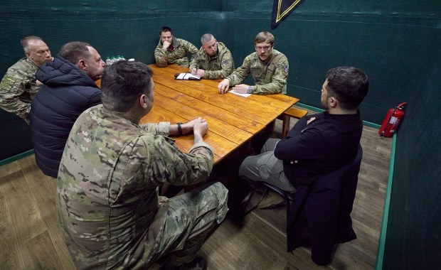 Zełenski przy linii frontu. Żołnierze HUR przebijają się w rejonie Pokrowska