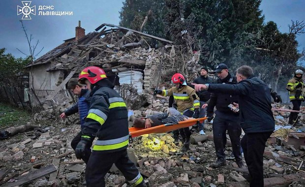 Zełenski ujawnia: 50 rakiet i 500 dronów uderzyło w Ukrainę