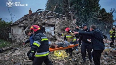 Zełenski ujawnia: 50 rakiet i 500 dronów uderzyło w Ukrainę