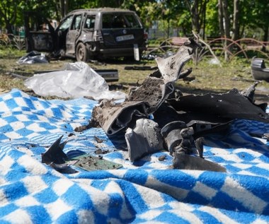 Zełenski: W kwietniu wróg użył 3200 bomb, ponad 600 dronów i pocisków [RELACJA]