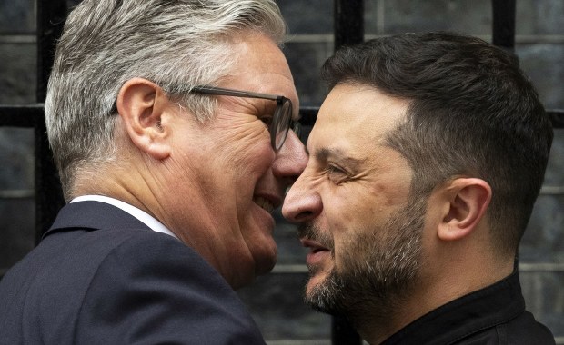 Zełenski w Londynie na spotkaniu z wielką trójką. Zwraca uwagę jeden szczegół