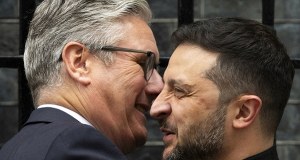 Zełenski w Londynie na spotkaniu z wielką trójką. Zwraca uwagę jeden szczegół