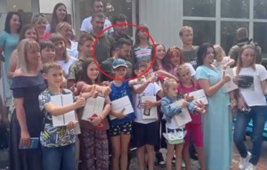 Zełenski w tłumie dzieci. Znów opuścił Kijów