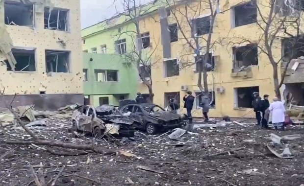 Zełenski: Zbombardowanie szpitala w Mariupolu to zbrodnia wojenna 