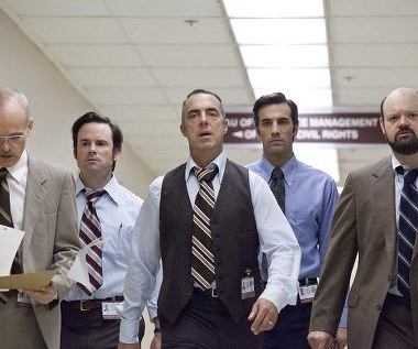 Željko Ivanek, Matt Nolan, Titus Welliver, J. R. Cacia i Victor McCay w scenie z filmu "Operacja Argo"