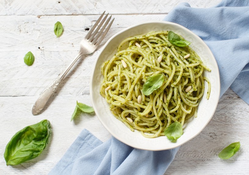 Zelone spaghetti  to świetny pomysł na szybki obiad /123RF/PICSEL