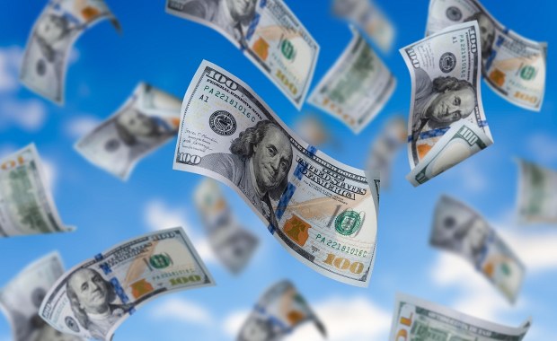 Zemsta 7-latki. Po rodzinnej kłótni wyrzuciła przez okno torbę matki z 88 tys. dolarów