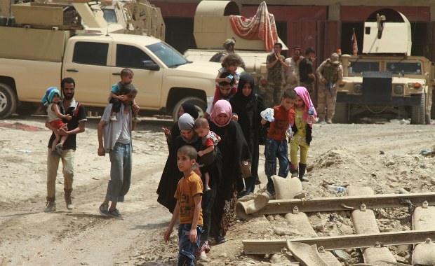 Zemsta ISIS. W tłumie uciekinierów z Mosulu ukrywają terrorystki