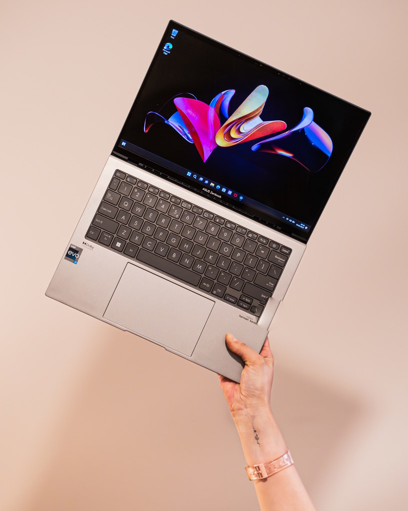 Zenbook mieści się w plecaku i torebce, jest zadziwiająco lekki / Martyna Taras Filmsee /INTERIA.PL
