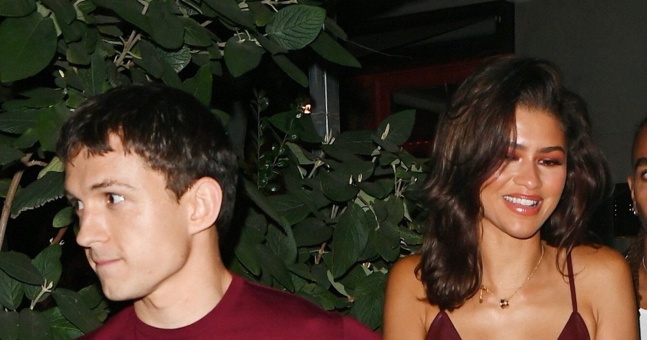 Zendaya i Tom Holland postawili na dopasowane kolorystycznie stylizacje w odcieniu bordo /JWNY/Backgrid/East News /East News