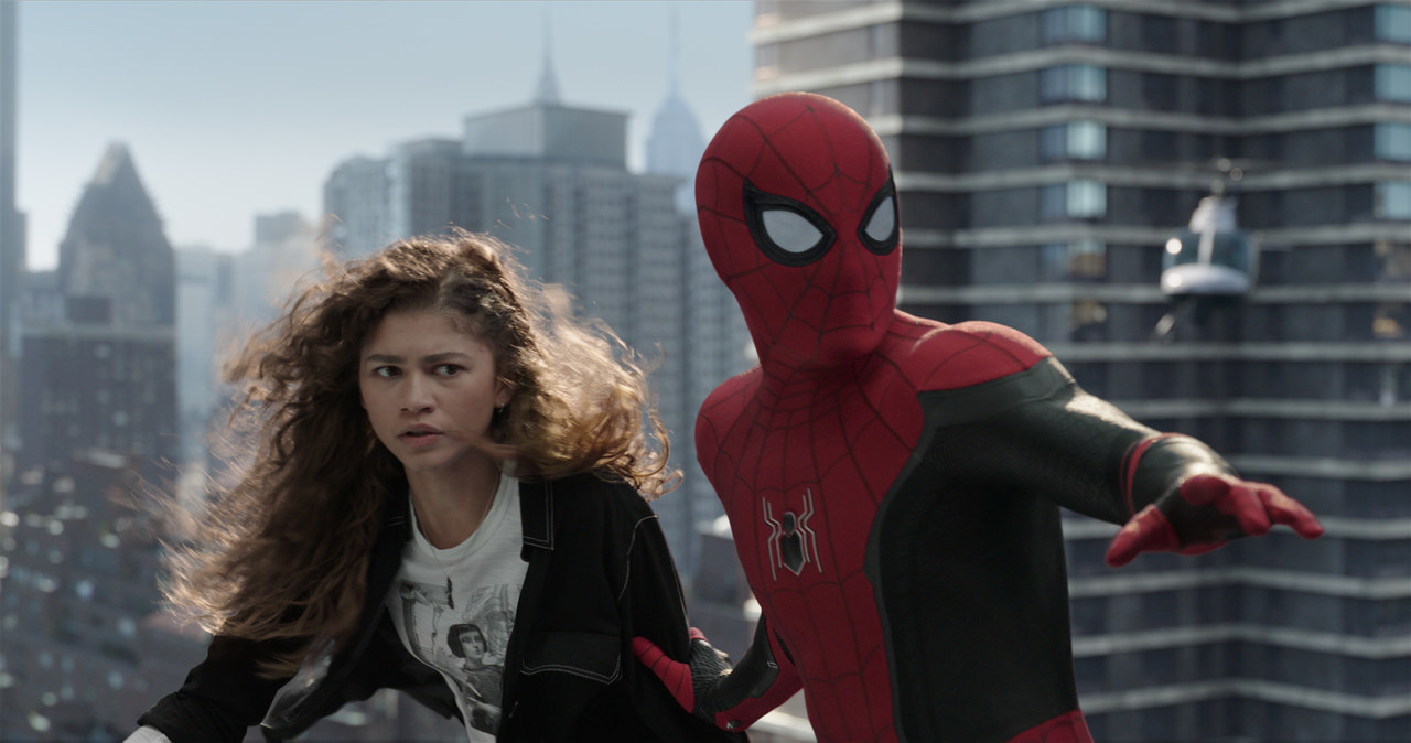 Zendaya i Tom Holland w scenie z filmu "Spider-Man: Bez drogi do domu" /materiały prasowe