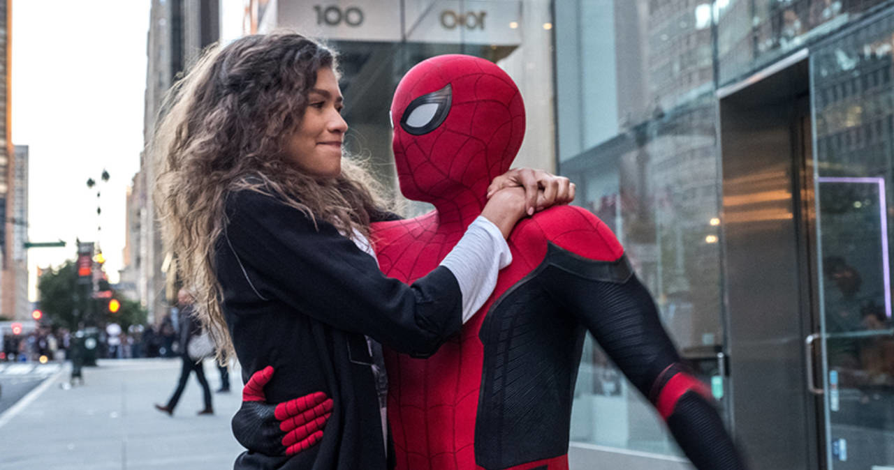 Zendaya i Tom Holland w scenie z filmu "Spider-Man: Bez drogi do domu" /materiały prasowe