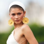 Zendaya odwróciła się tyłem do zdjęcia. Ten element kreacji zaskoczył
