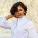 Zendaya podbija Paryż cała w bieli. Podsyca plotki o ślubie? Na palcu widać obrączkę