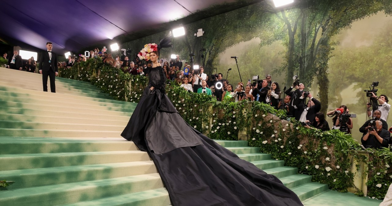 Zendaya pojawiła się także w czarnej sukni z trenem i w kontrastującym, kwiatowym przybraniu głowy /John Shearer / Contributor /Getty Images