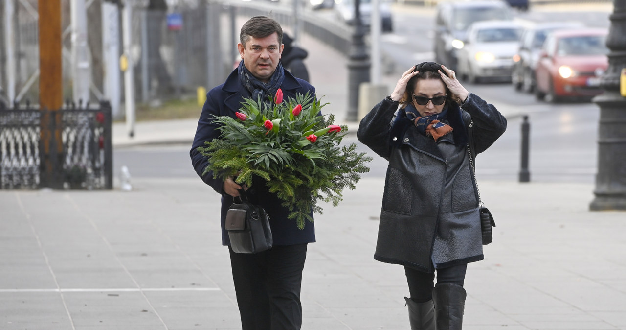 Zenek i Danuta Martyniukowie przynieśli piękny wieniec /Jacek Kurnikowski /AKPA