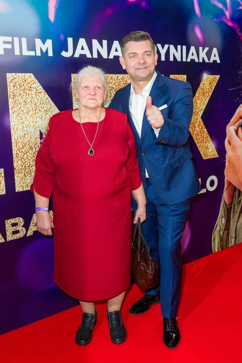 Zenek Martyniuk ze swoją mamą na premierze filmu biograficznego /Artur Zawadzki /Reporter
