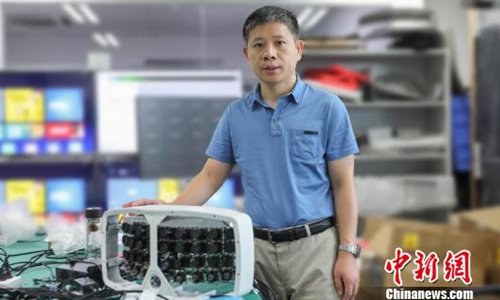 Zeng Xiaoyang i jego 500-megapikselowy wynalazek. Fot. China News Service) /materiały prasowe