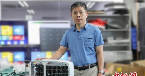 Zeng Xiaoyang i jego 500-megapikselowy wynalazek. Fot. China News Service) /materiały prasowe
