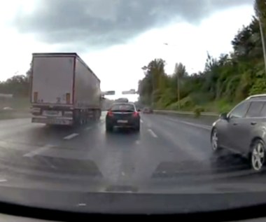 Zepchnął ciężarówką z autostrady małą Skodę i odjechał. Szuka go policja