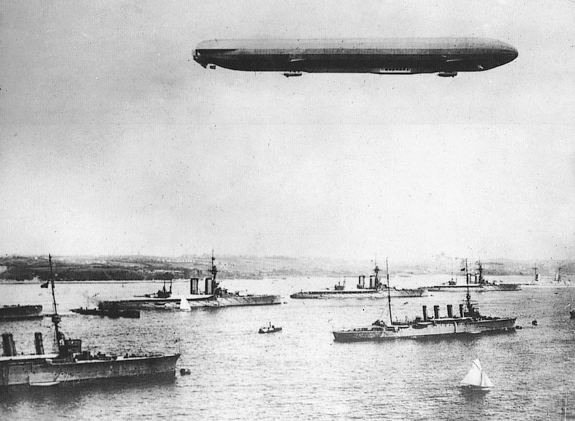 Zeppelin nad flotą niemiecką w Kilonii /Getty Images/Flash Press Media
