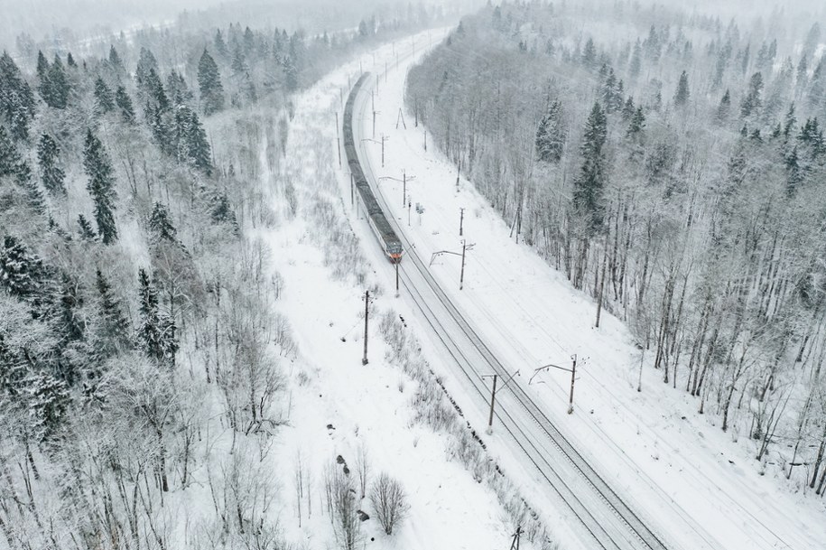 ​Pociąg ze 180 pasażerami utknął w zaspach