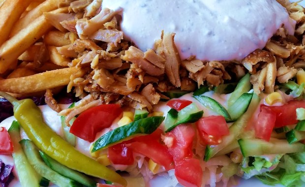 Zepsute mięso przyczyną masowego zatrucia. 5-latek nie żyje, w szpitalu ponad 800 osób