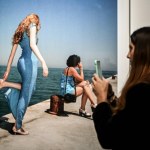 Zerknij przez okno, a zobaczysz sztukę. Ta wystawa zachwyca