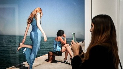 Zerknij przez okno, a zobaczysz sztukę. Ta wystawa zachwyca