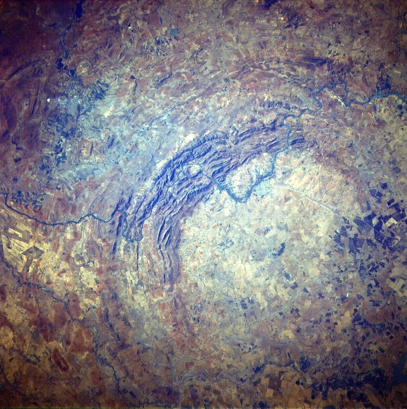 Zerodowane wypiętrzenie centralne krateru Vredefort. /Júlio Reis /Wikimedia