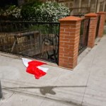 Zerwał polską flagę i rzucił na chodnik. Usłyszał zarzut