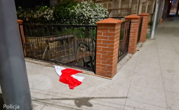Zerwał polską flagę i rzucił na chodnik. Usłyszał zarzut